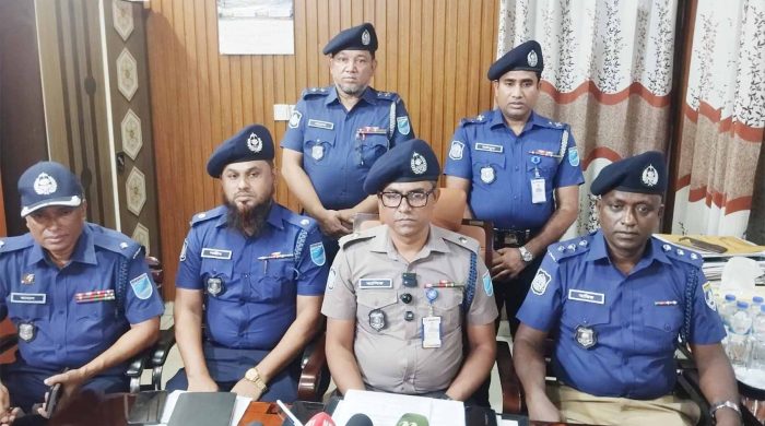 সংবাদ সম্মেলনে বক্তব্য রাখছেণ নরসিংদীর অতিরিক্ত পুলিশ সুপার (ক্রাইম অ্যান্ড অপস) মোঃ আশিকুর রহমান।